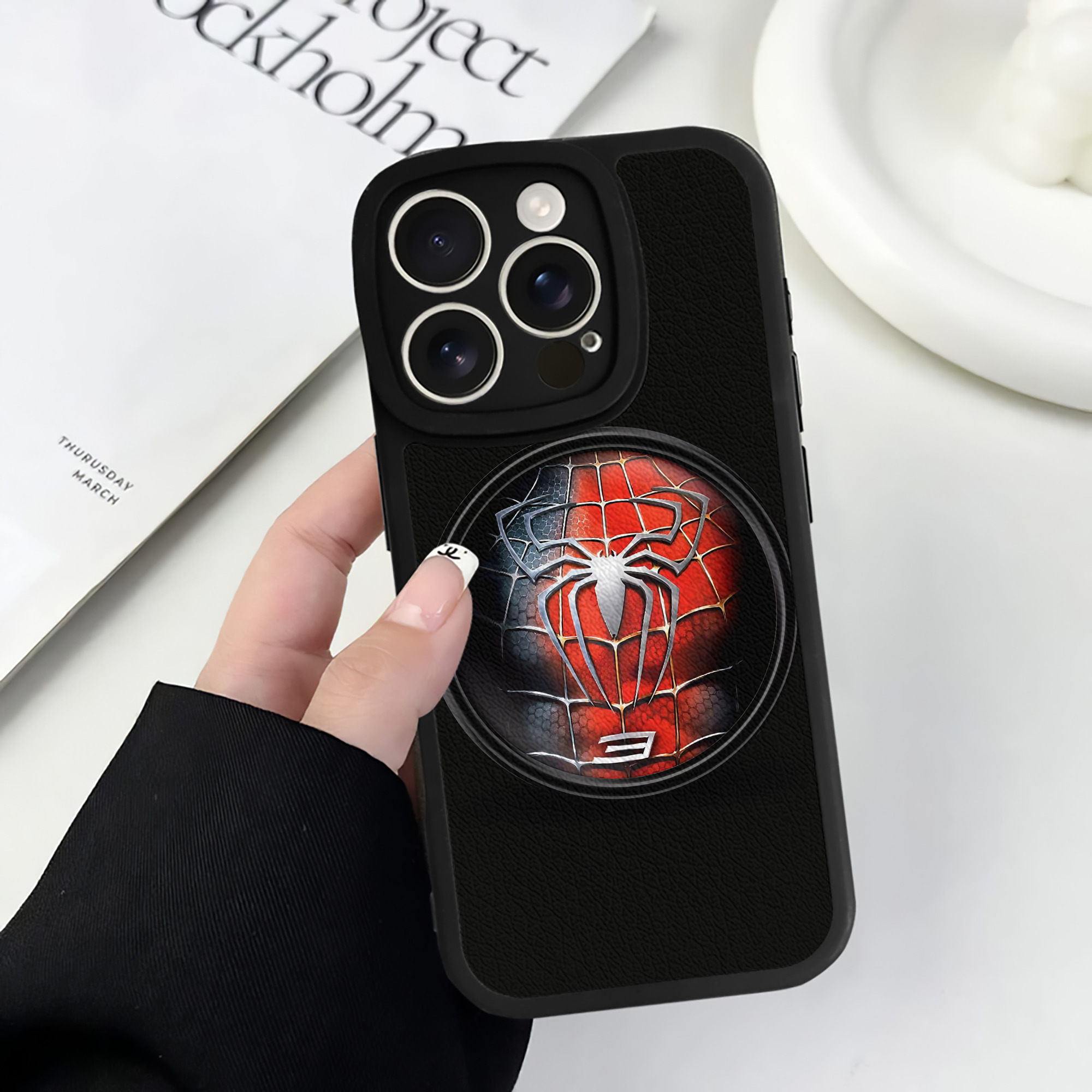 （画像用） Spider Man スパイダーマン 【iPhone 16シリーズ対応】シリコンスマホケース（レザー調） 材質：シリコン